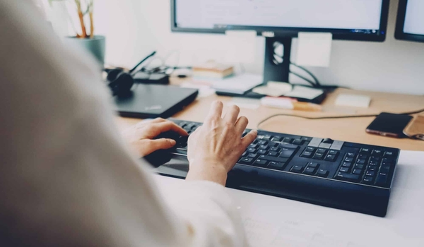 8 Signs It’s Time To Find A Virtual Assistant cover